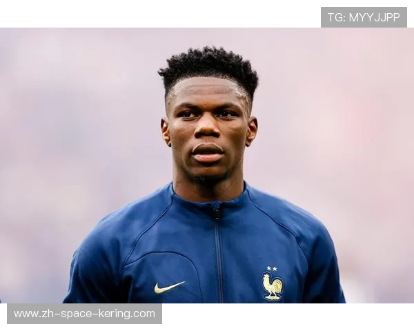 楚阿梅尼捡起场内打火机交裁判，球员行为展现职业素养